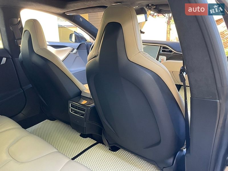 Ліфтбек Tesla Model S 2015 в Калуші