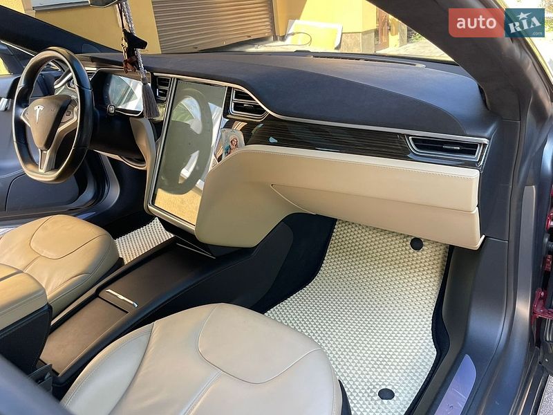 Ліфтбек Tesla Model S 2015 в Калуші