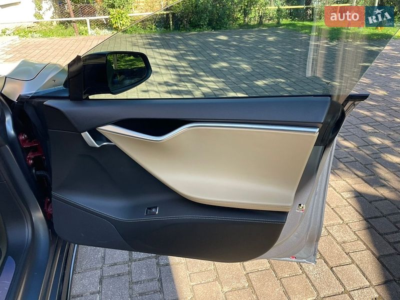 Ліфтбек Tesla Model S 2015 в Калуші