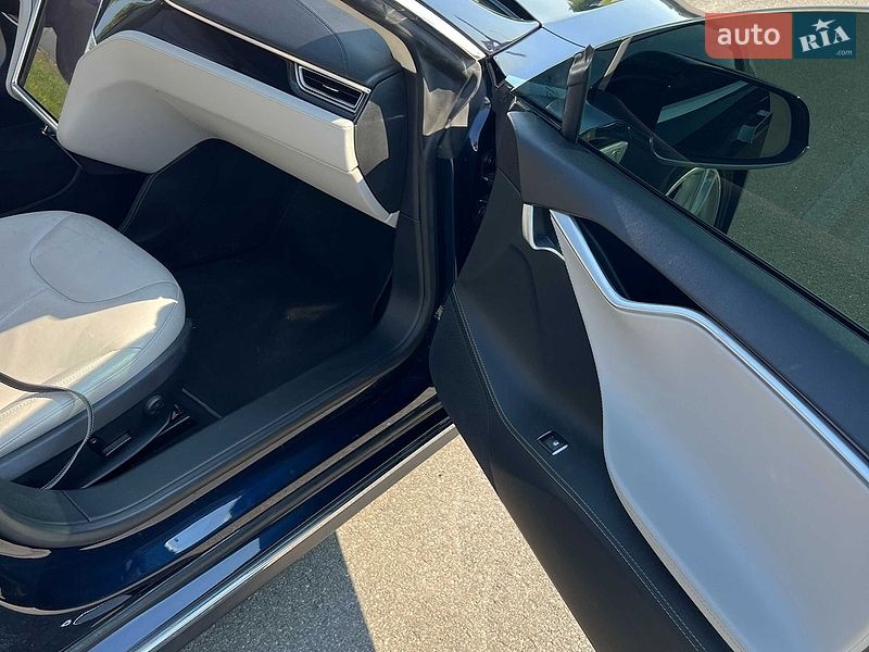 Лифтбек Tesla Model S 2014 в Киеве