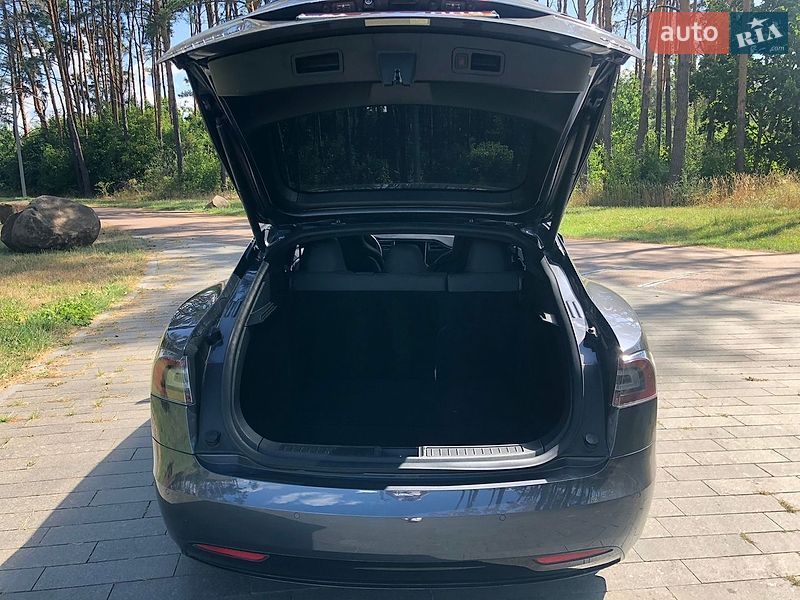 Лифтбек Tesla Model S 2016 в Житомире