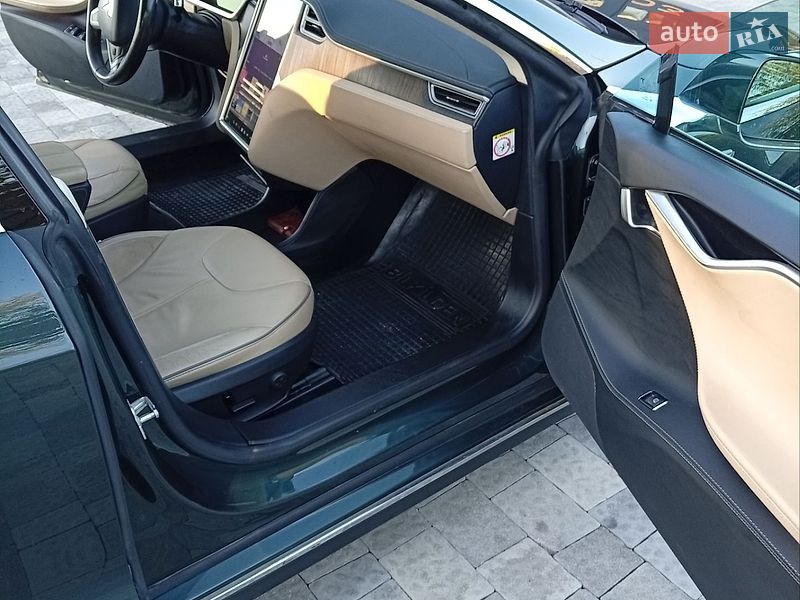 Ліфтбек Tesla Model S 2014 в Львові
