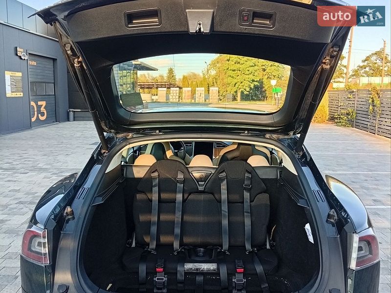Ліфтбек Tesla Model S 2014 в Львові