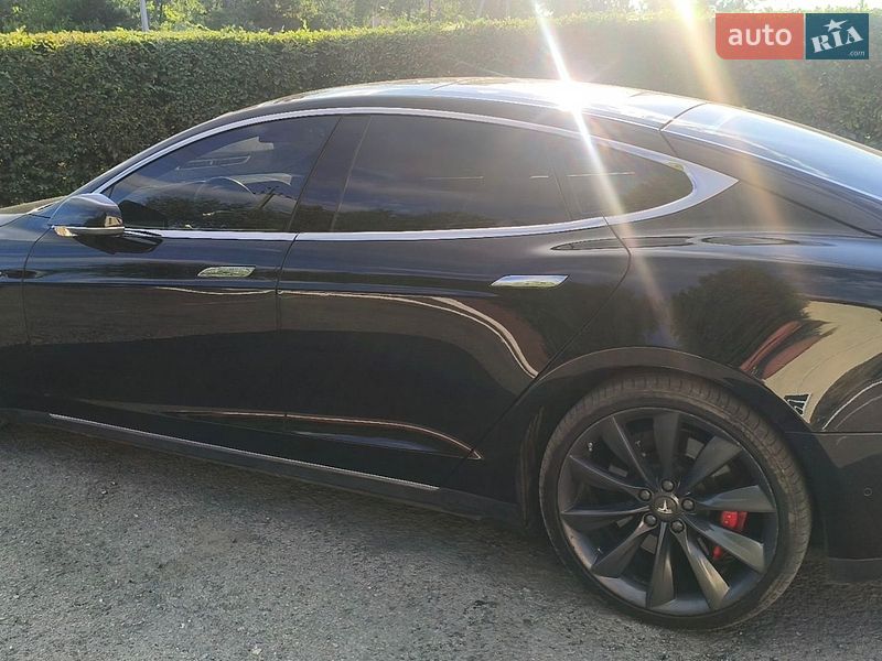 Ліфтбек Tesla Model S 2016 в Івано-Франківську
