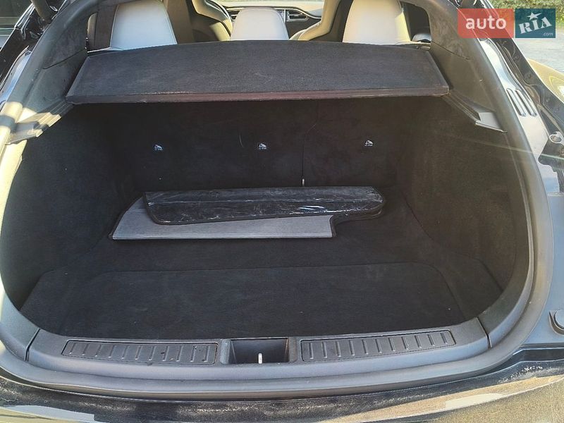 Ліфтбек Tesla Model S 2016 в Івано-Франківську