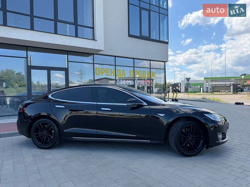 Ліфтбек Tesla Model S 2015 в Івано-Франківську