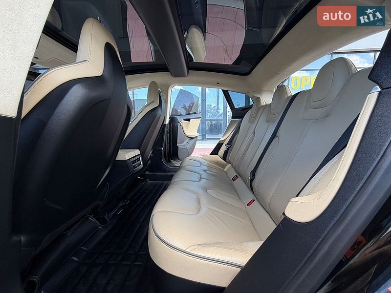 Ліфтбек Tesla Model S 2015 в Івано-Франківську