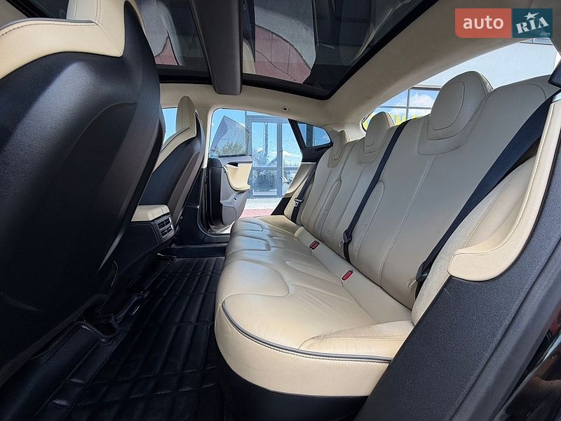 Ліфтбек Tesla Model S 2015 в Івано-Франківську