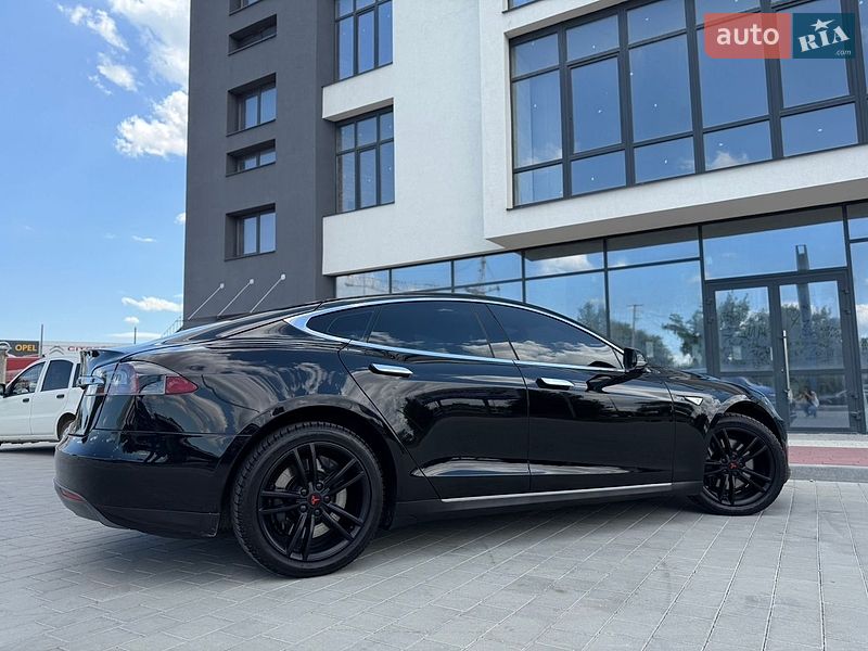 Ліфтбек Tesla Model S 2015 в Івано-Франківську