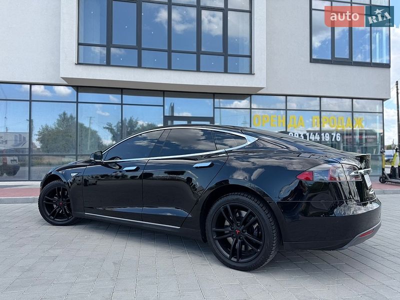 Ліфтбек Tesla Model S 2015 в Івано-Франківську