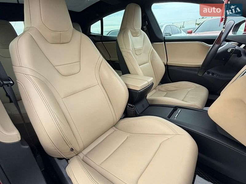 Ліфтбек Tesla Model S 2016 в Івано-Франківську
