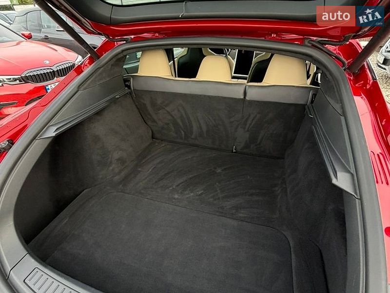 Ліфтбек Tesla Model S 2016 в Івано-Франківську