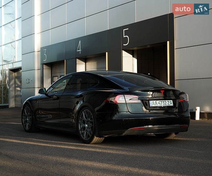 Ліфтбек Tesla Model S 2015 в Києві