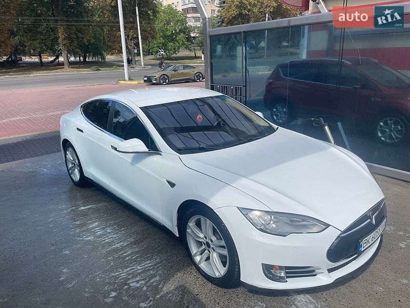 Ліфтбек Tesla Model S 2015 в Рівному