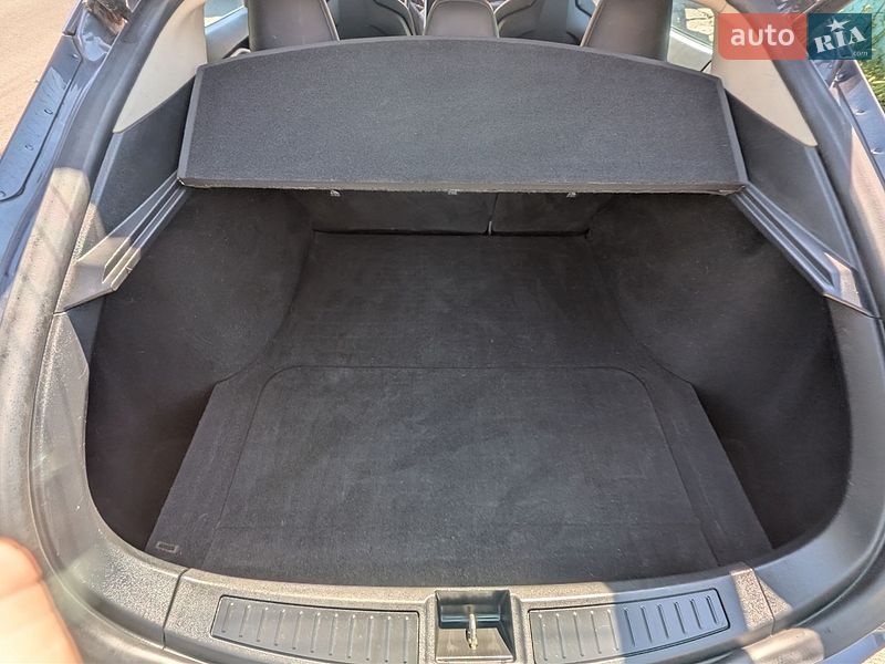 Ліфтбек Tesla Model S 2014 в Дніпрі