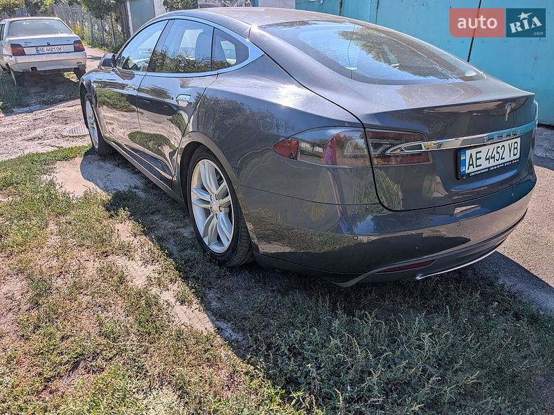 Ліфтбек Tesla Model S 2014 в Дніпрі