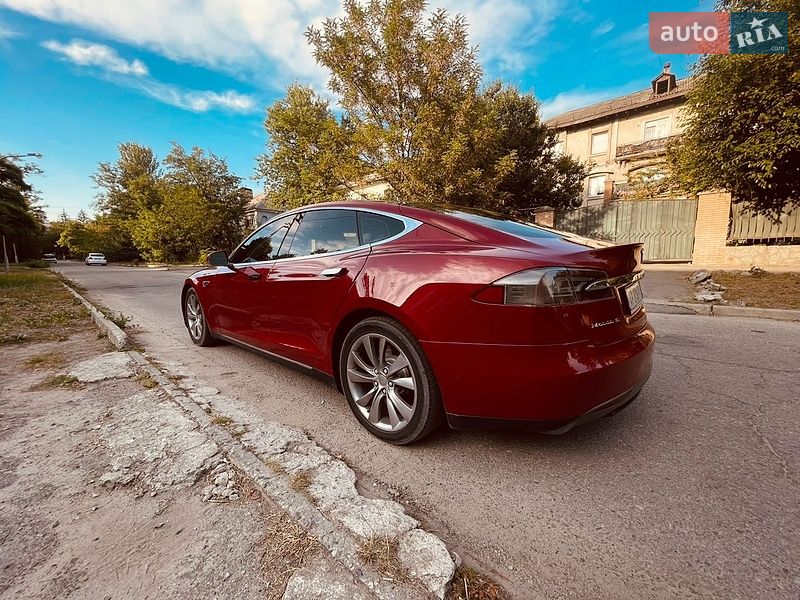 Ліфтбек Tesla Model S 2016 в Запоріжжі