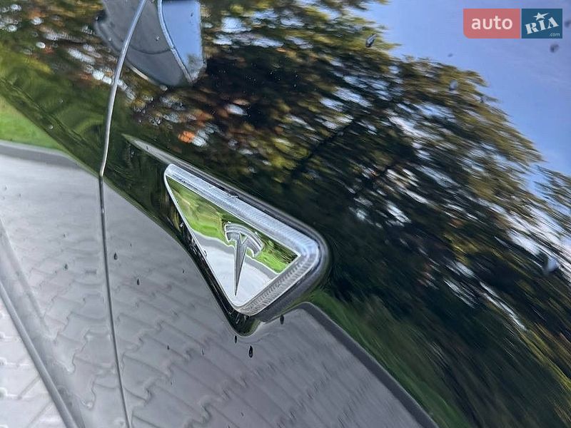 Лифтбек Tesla Model S 2014 в Новояворовске