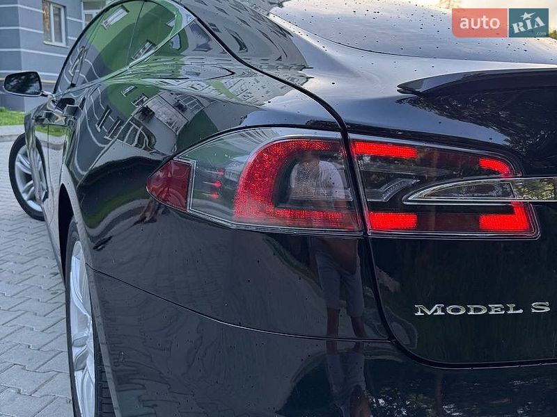 Лифтбек Tesla Model S 2014 в Новояворовске