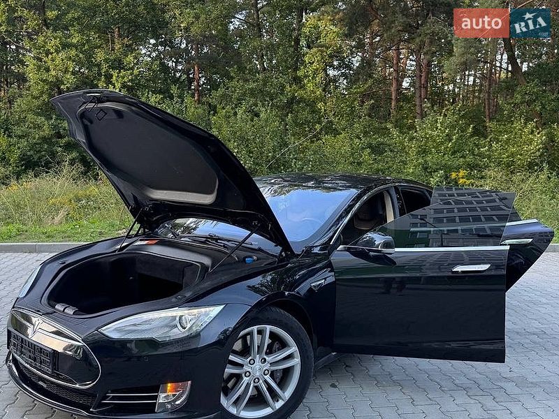 Лифтбек Tesla Model S 2014 в Новояворовске