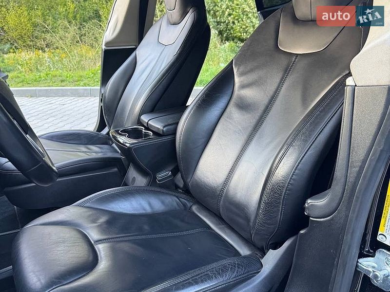 Лифтбек Tesla Model S 2014 в Новояворовске