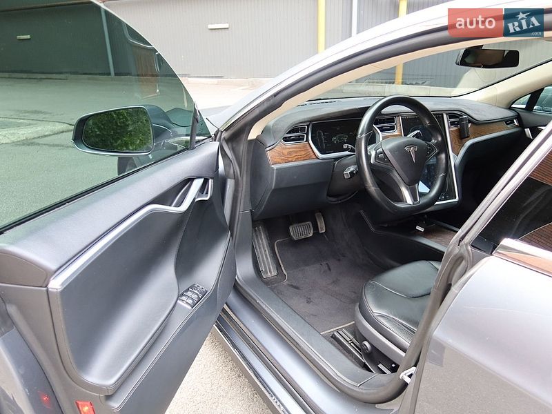Ліфтбек Tesla Model S 2014 в Дніпрі