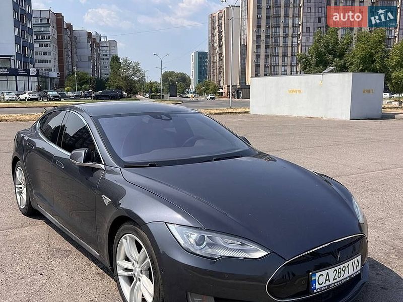 Лифтбек Tesla Model S 2015 в Черкассах