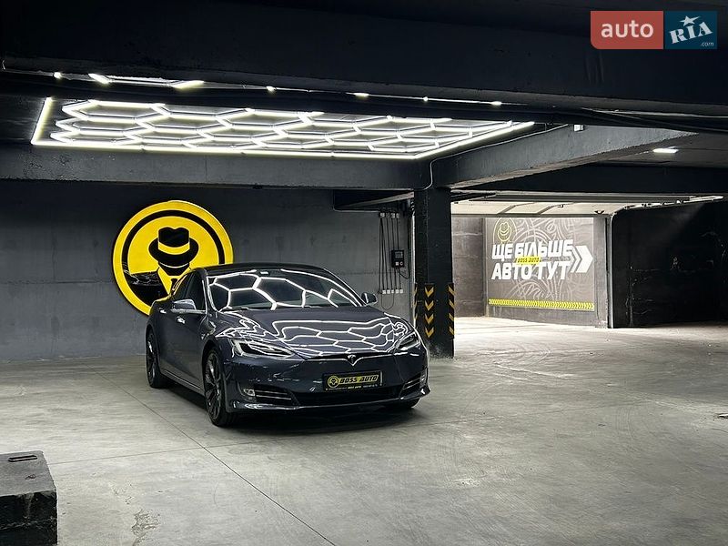 Ліфтбек Tesla Model S 2020 в Чернівцях