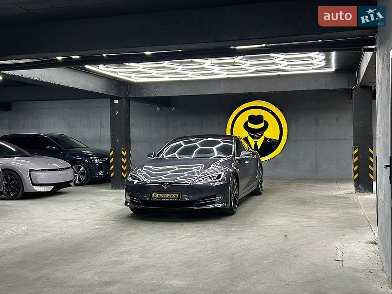 Ліфтбек Tesla Model S 2020 в Чернівцях