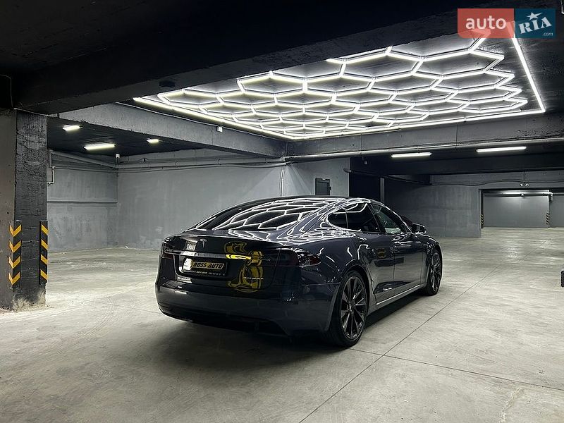 Ліфтбек Tesla Model S 2020 в Чернівцях