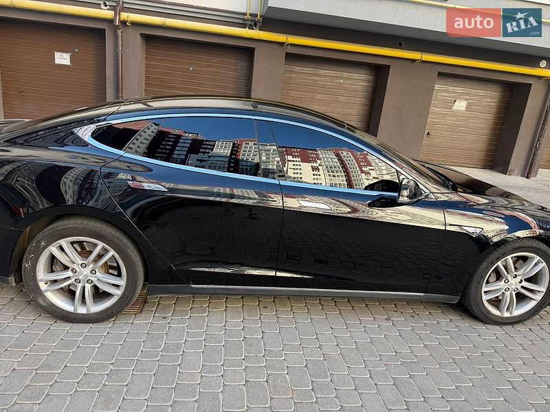 Лифтбек Tesla Model S 2015 в Ивано-Франковске