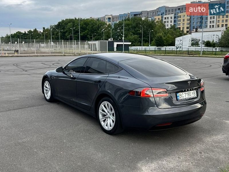 Лифтбек Tesla Model S 2016 в Львове