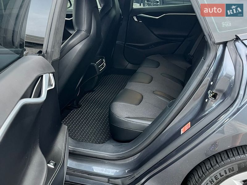 Лифтбек Tesla Model S 2016 в Львове