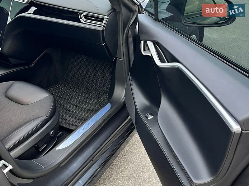 Лифтбек Tesla Model S 2016 в Львове