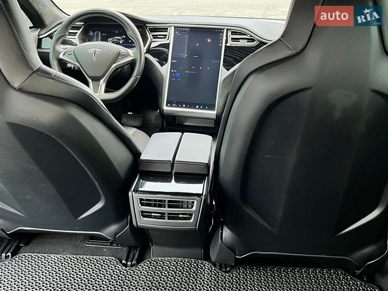 Лифтбек Tesla Model S 2016 в Львове