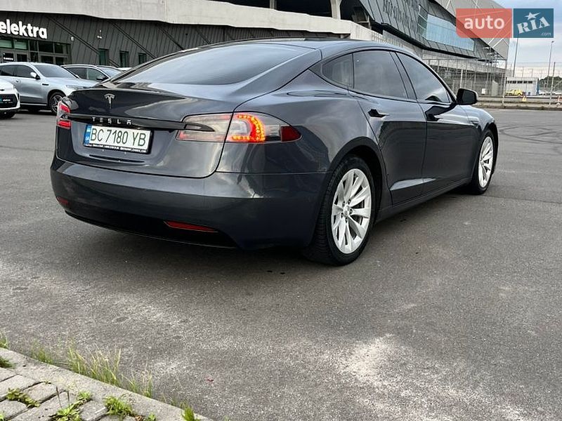 Лифтбек Tesla Model S 2016 в Львове