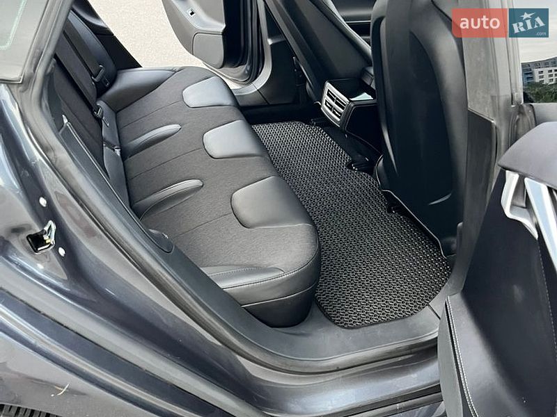 Лифтбек Tesla Model S 2016 в Львове