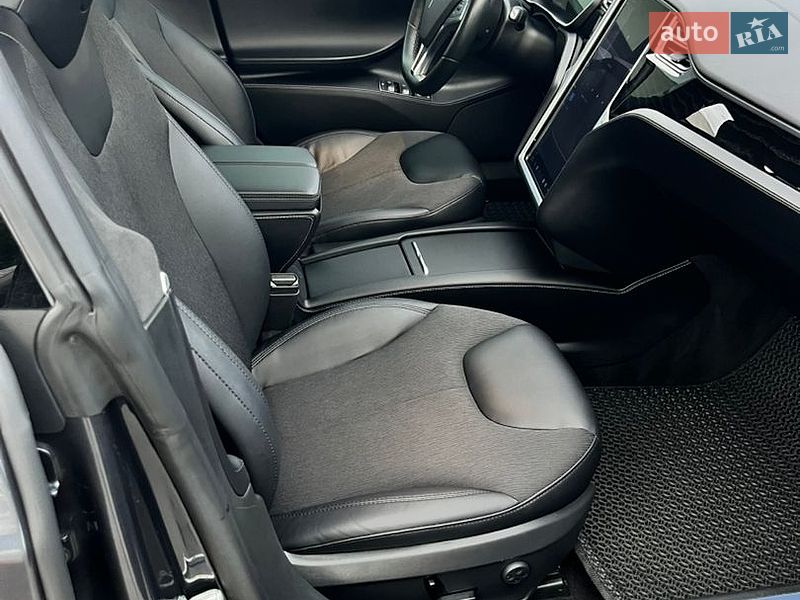 Лифтбек Tesla Model S 2016 в Львове
