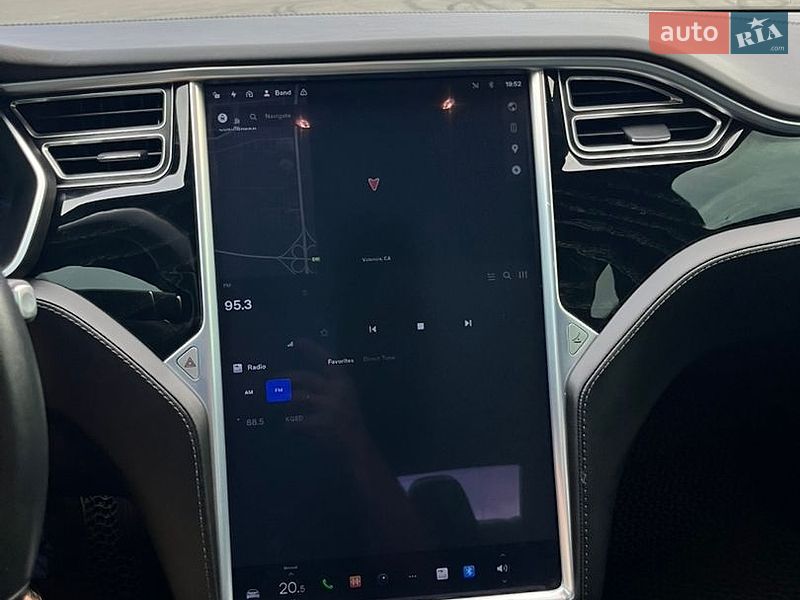 Лифтбек Tesla Model S 2016 в Львове