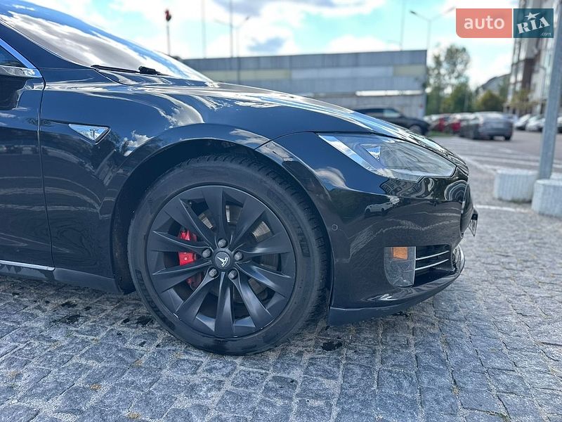 Лифтбек Tesla Model S 2016 в Киеве
