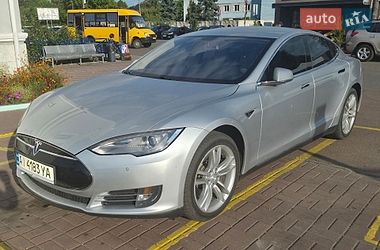 Ліфтбек Tesla Model S 2014 в Ніжині