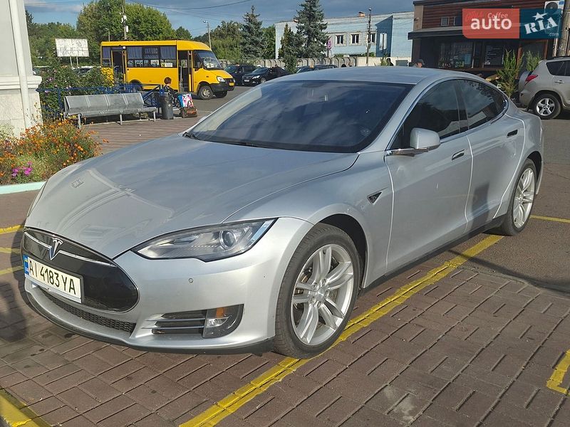 Ліфтбек Tesla Model S 2014 в Ніжині