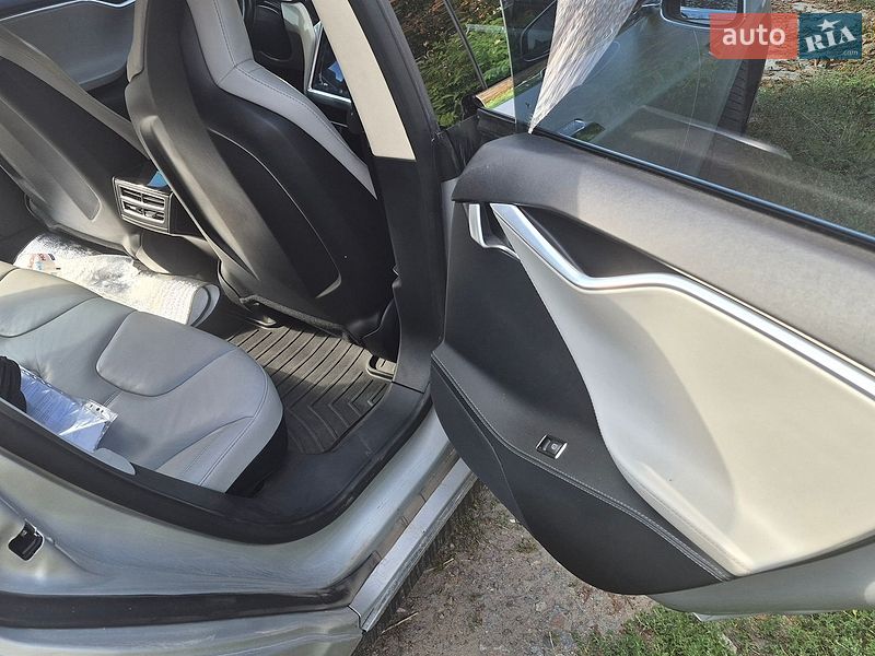 Ліфтбек Tesla Model S 2014 в Ніжині