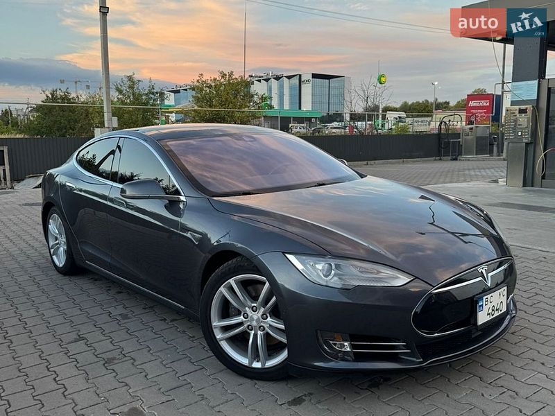 Ліфтбек Tesla Model S 2015 в Львові