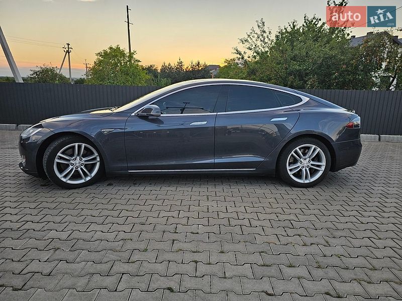 Ліфтбек Tesla Model S 2015 в Львові