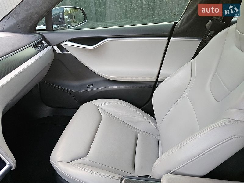 Ліфтбек Tesla Model S 2015 в Львові