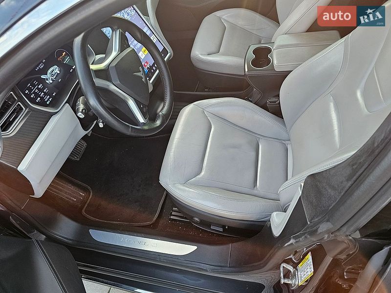 Ліфтбек Tesla Model S 2015 в Львові