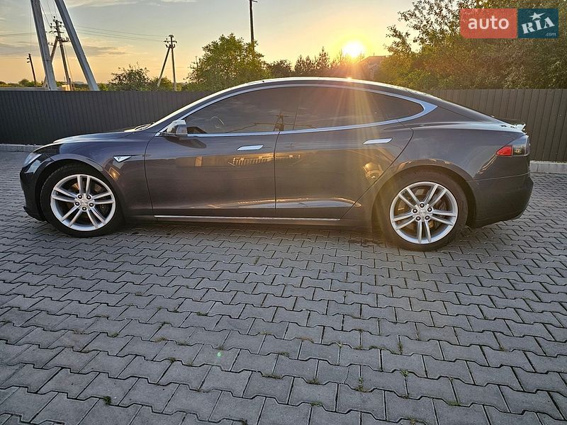 Ліфтбек Tesla Model S 2015 в Львові
