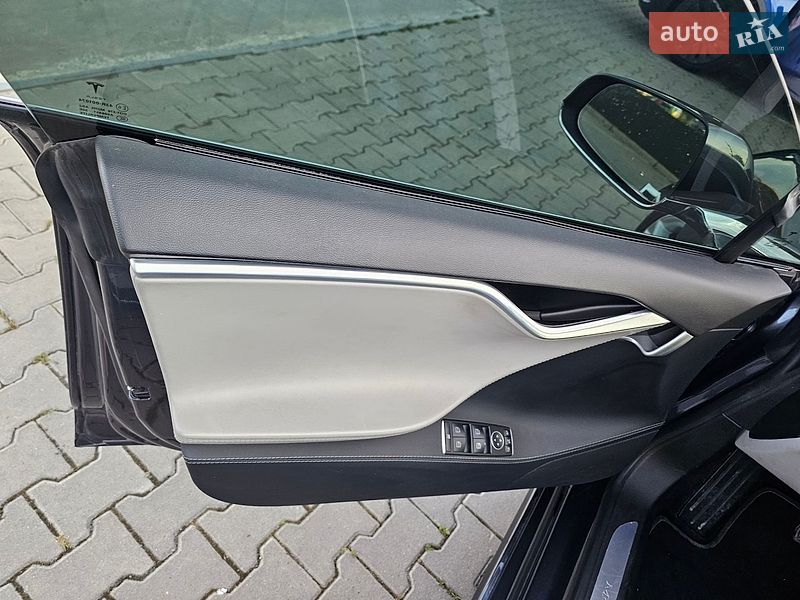 Ліфтбек Tesla Model S 2015 в Львові
