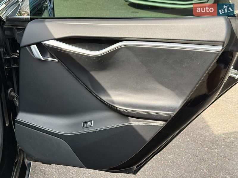 Ліфтбек Tesla Model S 2016 в Харкові